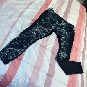 Danskin  Now Leggings black print in front. Size medium (8-10)